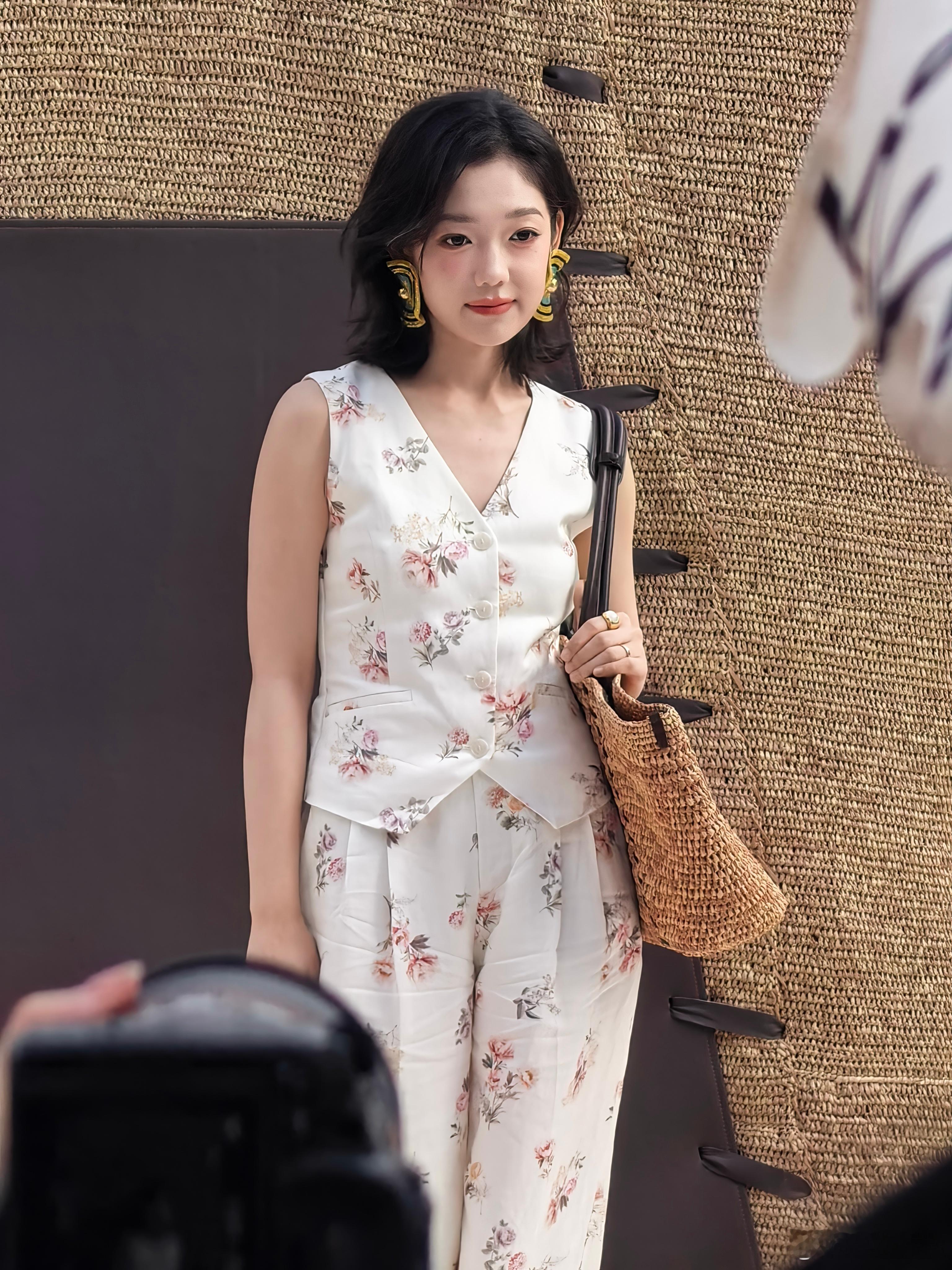 忘了分享今天在三里屯看见了何穗希林娜依·高真美真美不愧是超模好白好白好白好