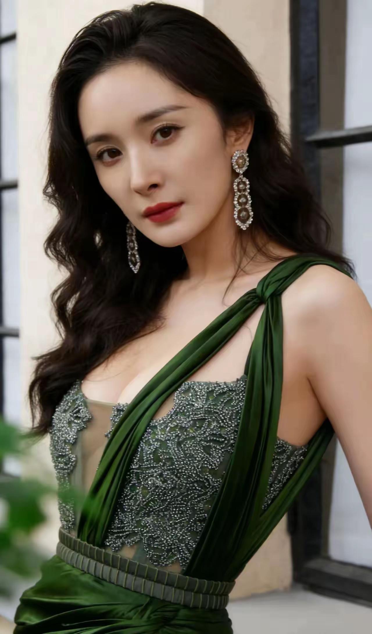 说她是内娱穿搭天花板没人反对吧杨幂明星照杨幂礼裙杨幂体面感杨幂红毯女王范