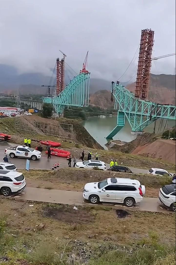 这个桥的跨度看着不是很大，比这跨度大的多了去了，在如今成熟的施工技术上，不应该出