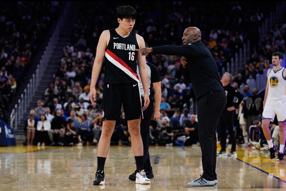 甄嬛有口红、黄飞鸿有音响、张无忌有金庸。拿爽文套一切,人间不值得。其实不用拿批判