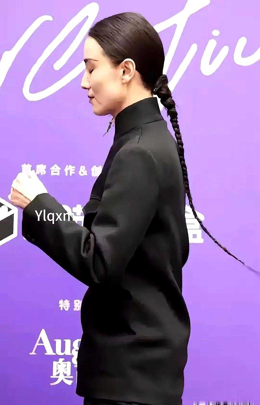 宋佳这两年的势头，确实猛得让人看不懂。奖项拿到手软，S级大剧一部接一部，这资源