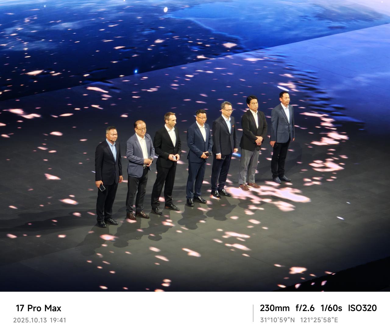 VIVO这发布会也挺牛逼的，别人都是邀请一大堆网红明星。VIVO这直接把供应商的