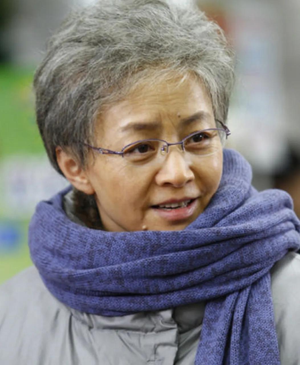 宋丹丹真开通，她说起儿子巴图，她说他愿意干嘛就干嘛，人生挺短暂，很快就会过去如