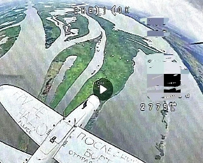近日，俄军使用自杀式FPV无人机在高空准备拦截一架乌军固定翼侦察无人机，结果发现