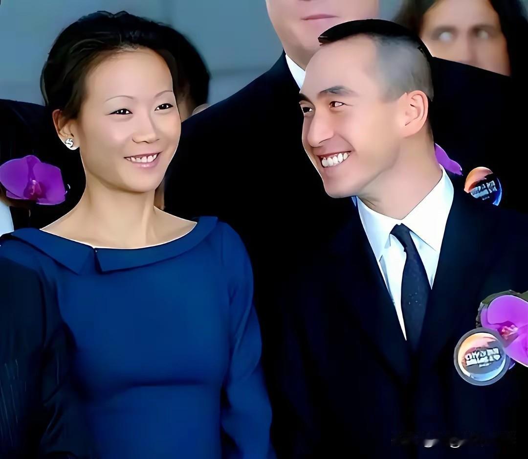 他是何家最低调的男人也是二房独子何猷龙一生只爱一个女人～罗秀茵虽然生于大富