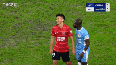 当场回应! 甘超对阿奇姆彭做闭嘴手势, 钟义浩破门后做同样手势