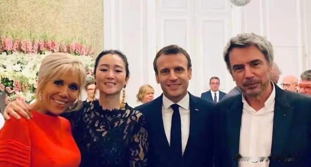 这下好了，章子怡坐不住了，马克龙访问中国期间带来的团队里，居然又有巩俐夫妇，