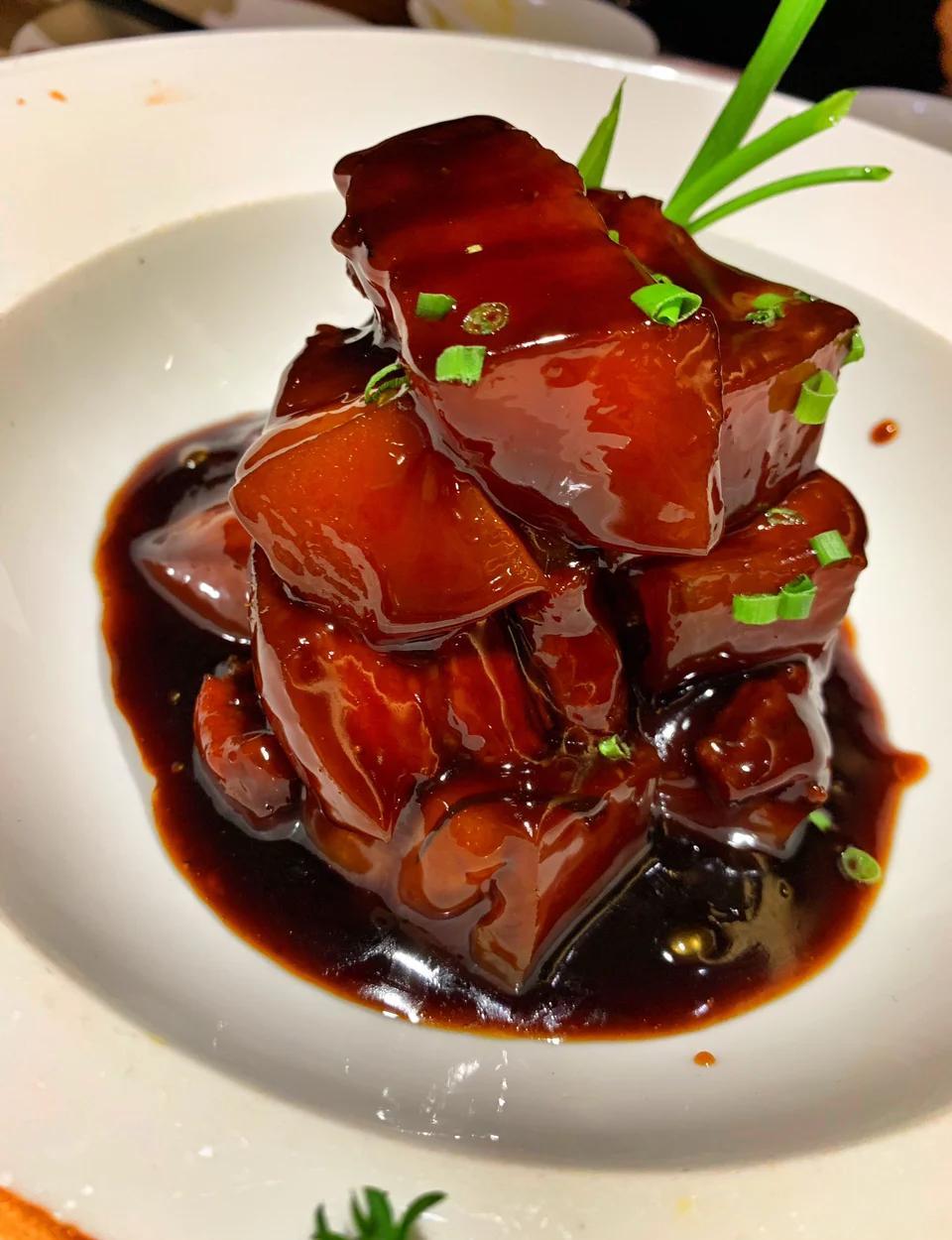 寻味上海，来魔都打卡老本帮菜攻略！酌三旬上菜菜餐厅美食推荐：1、不许剩饭红
