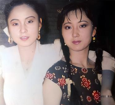 这是老版红楼梦中林黛玉的饰演者陈晓旭与晴雯的扮演者安雯。当两人站在一起时，相貌有
