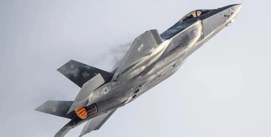 特朗普授权开火，10架F-35A随时可开打。这次美国出兵委内瑞拉，很显然是没有