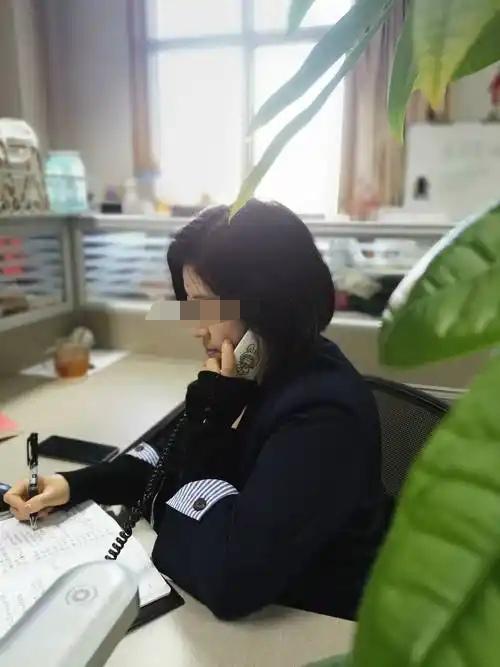 河南驻马店，一女子家里穷，成年身高却只有1.38米，每天靠吃挂面度日，找工作人家