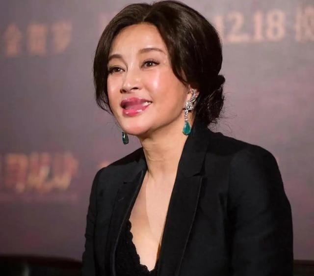 刘晓庆离婚了，记者问她：“您74岁了，为啥还折腾？”刘晓庆哈哈大笑：你说人们爱看
