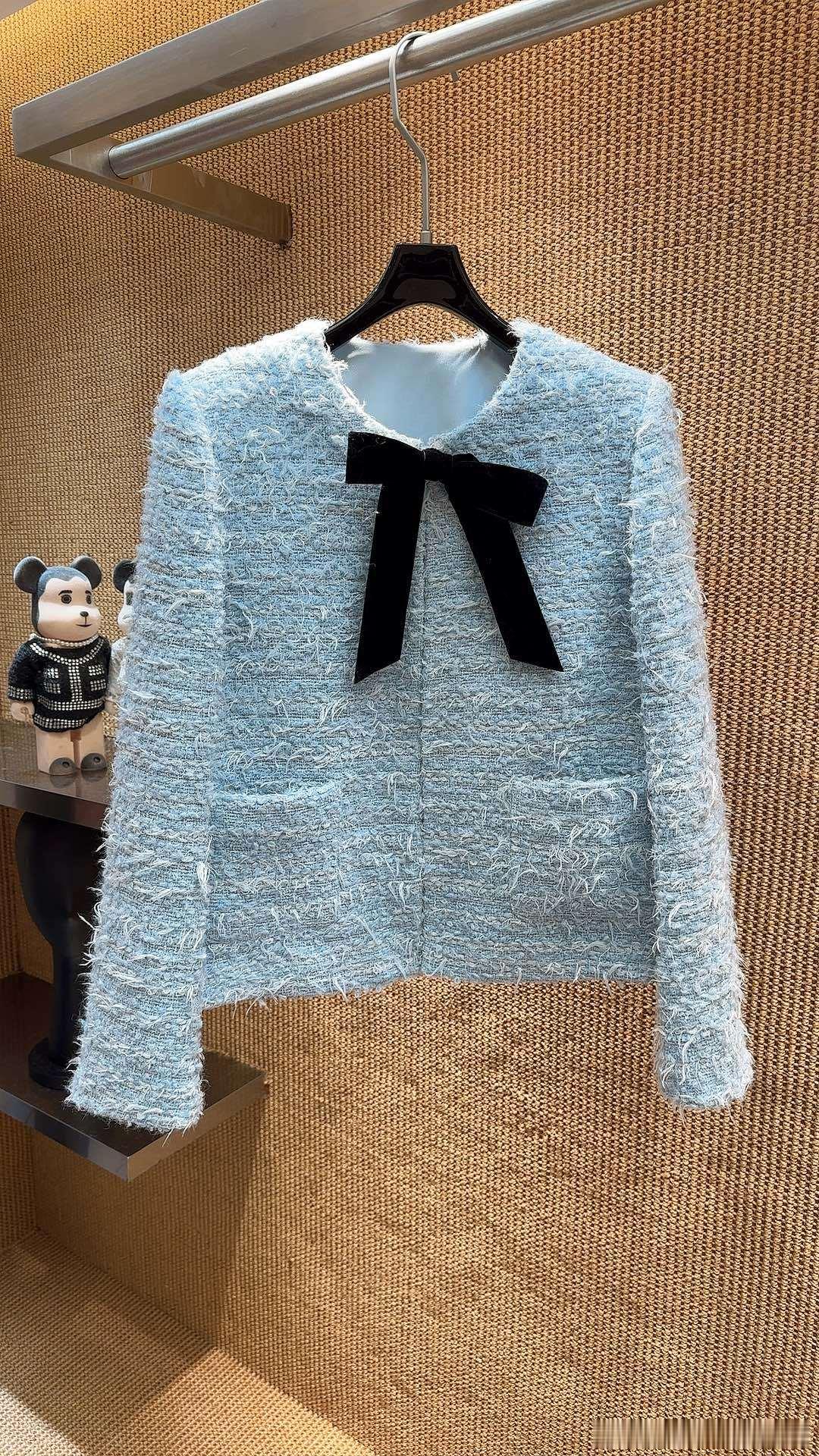 💙浅冰蓝小香外套毛絮流苏粗花呢，丝绒黑蝴蝶结撞色，温柔又带点甜