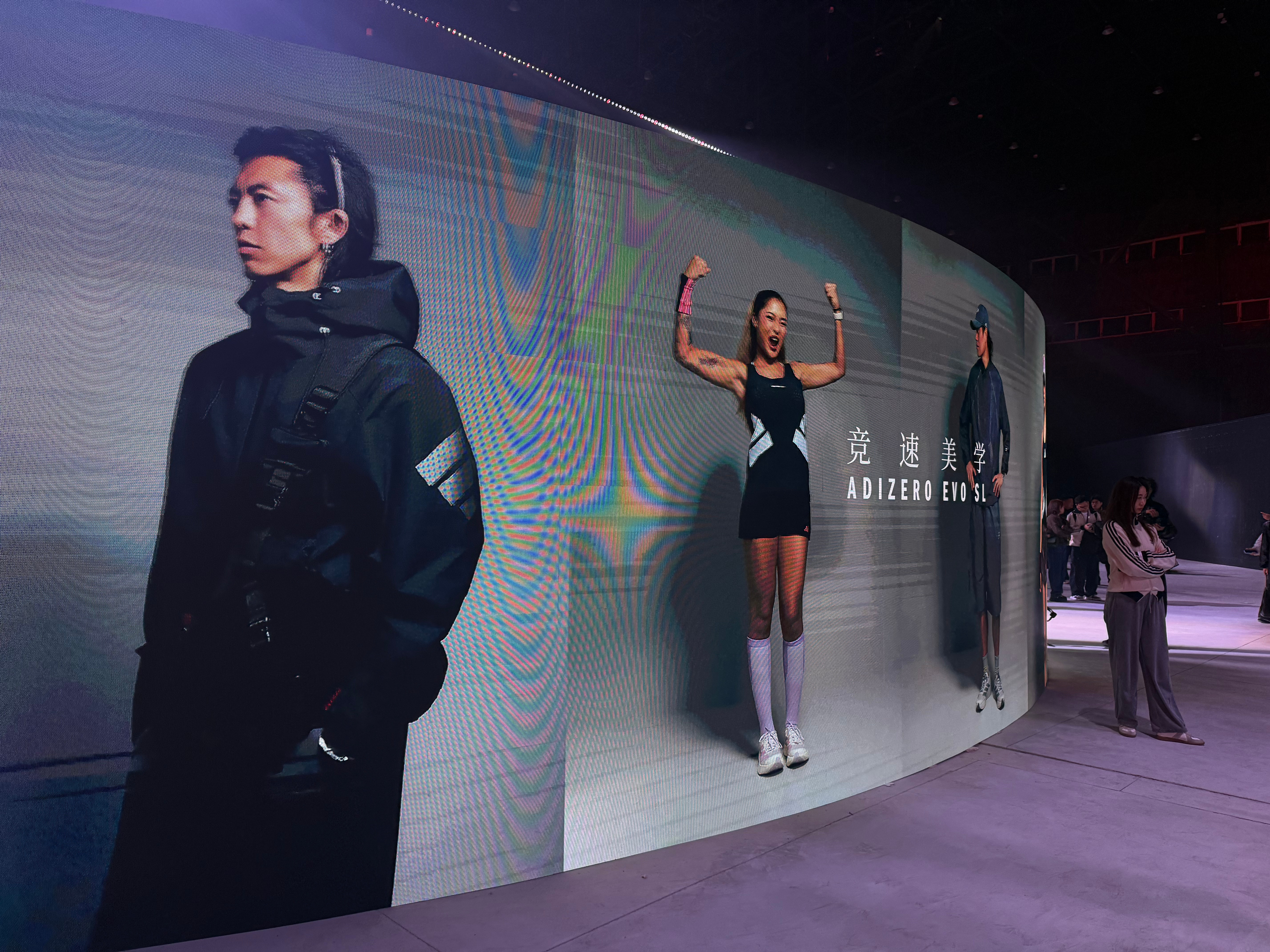 苏翊鸣坐拉塞尔副驾飙速我的妈看着F1冠军拉塞尔带着苏翊鸣原地漂移、画甜甜圈，轮胎