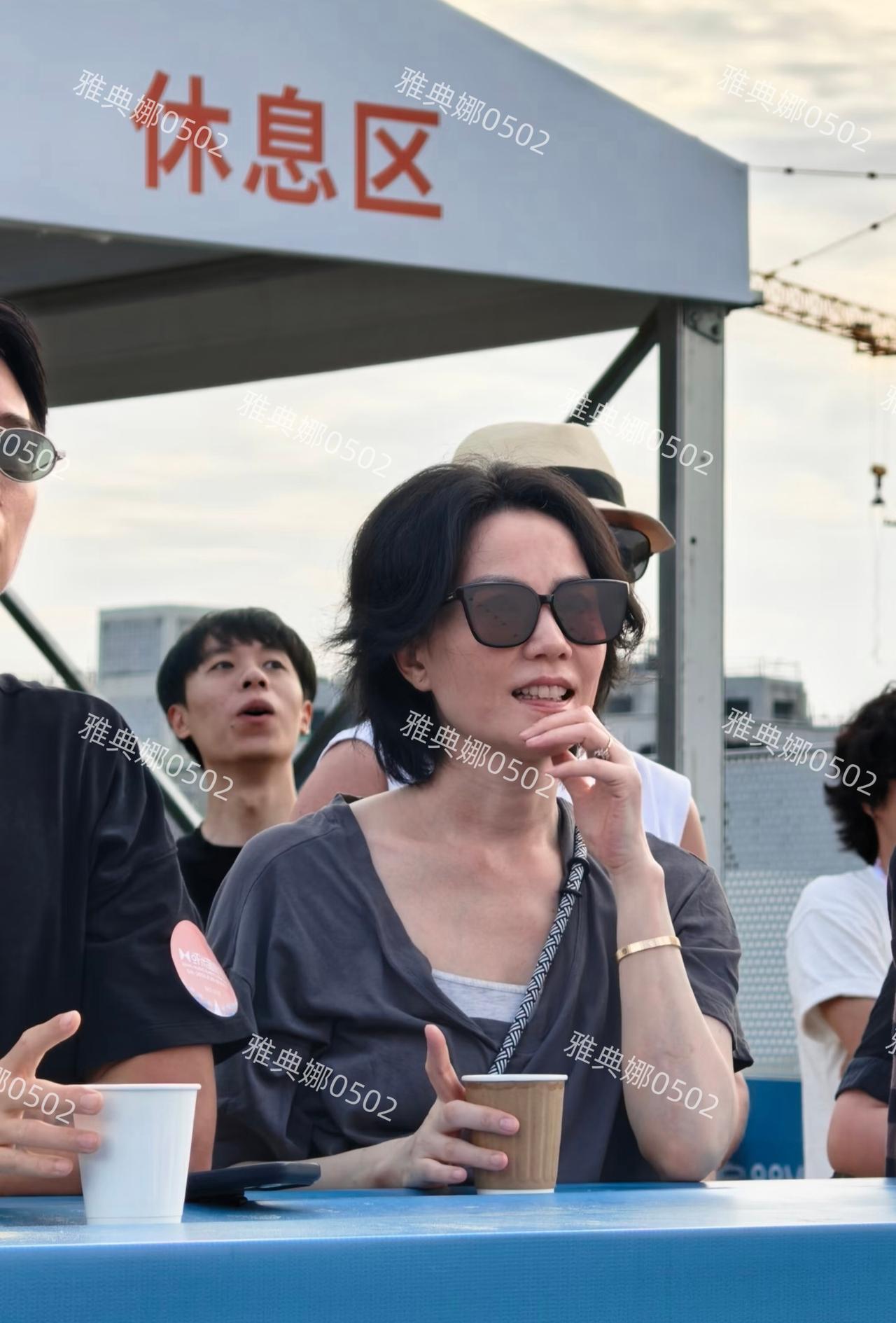 阿那亚见到王菲终于理解谢霆锋了！本人不仅又高又瘦又白，腿也又长又细又直，虽然她