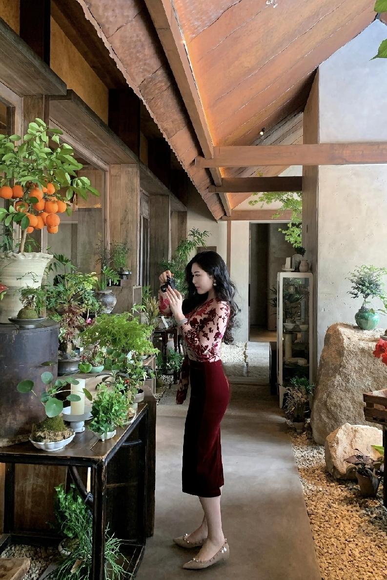 外人都觉得我是个脾气好到极致的妻子，不查岗、不翻手机、老公晚归从不哭闹，就连朋友