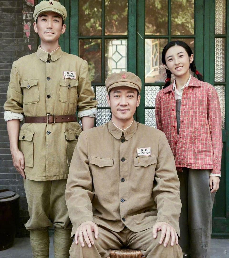 朱一龙张子枫李家三口平行时空中秋团圆夜，念《志愿军》里的李家！电影中炮火撕碎相