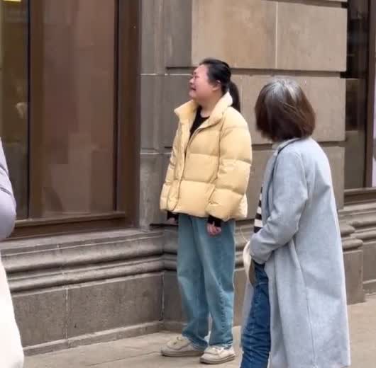 “娇生惯养只会养出巨婴，多大都一样！”3月12号的上海步行街上，一女子要求头发花