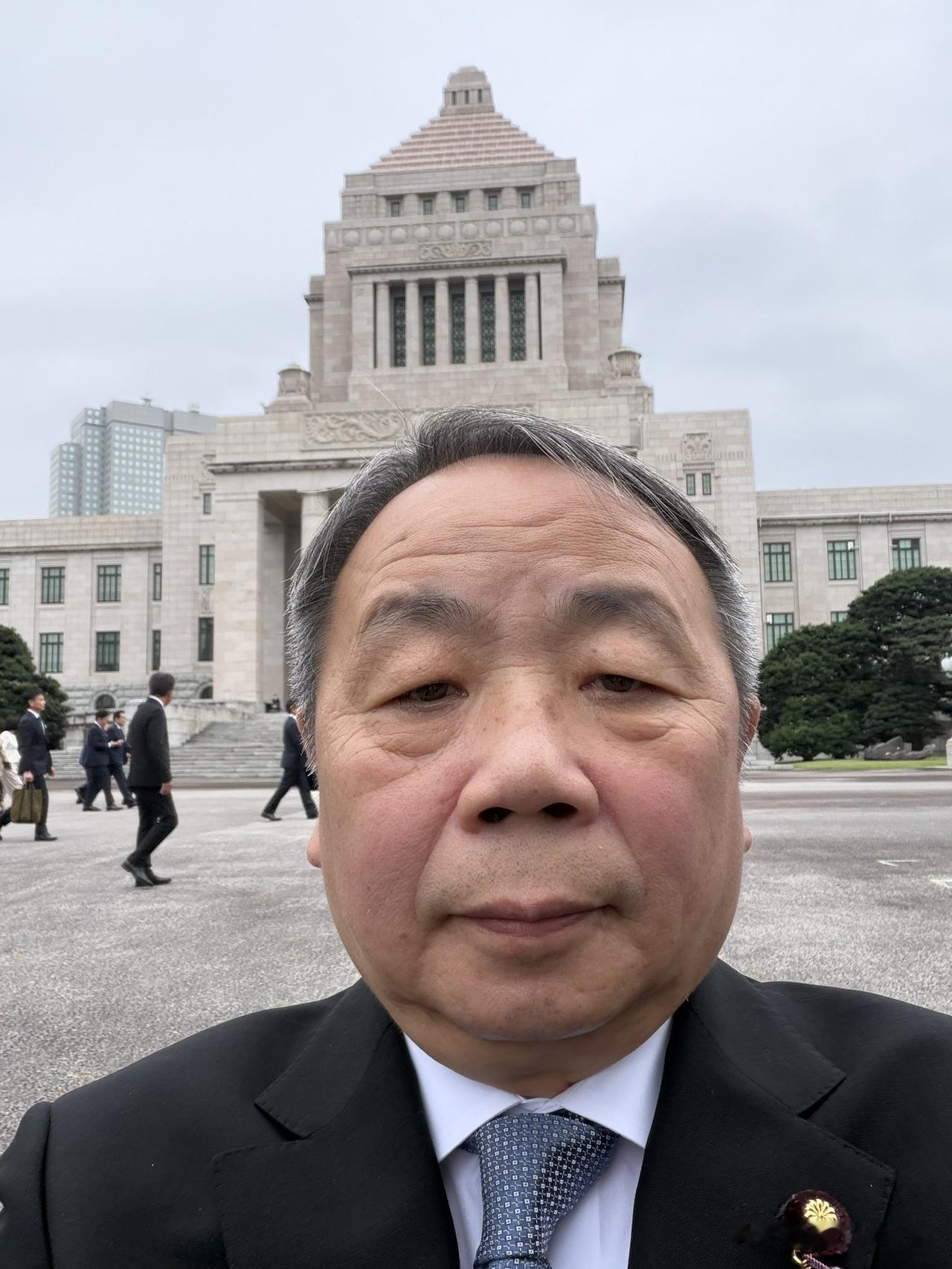 汉奸迎天皇，卖力表忠心。日本秋季临时国会于今天召开，高市早苗将发表施政演说。在开