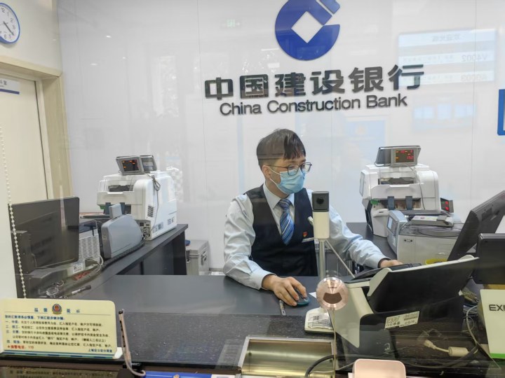 “取现金打算做什么? ”杭州一银行柜员一句“灵魂拷问”, 保住客户6万多元