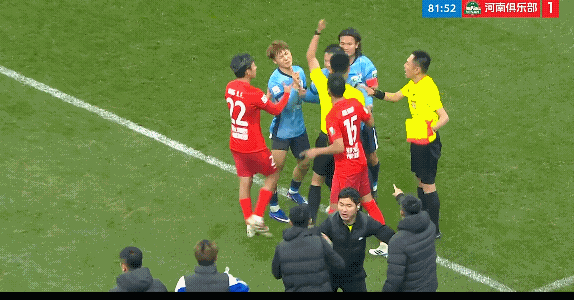 小毛你又冲动了，上一轮还知道捂嘴交流，这一轮就不知道这样了，虽然河南队犯规动作很