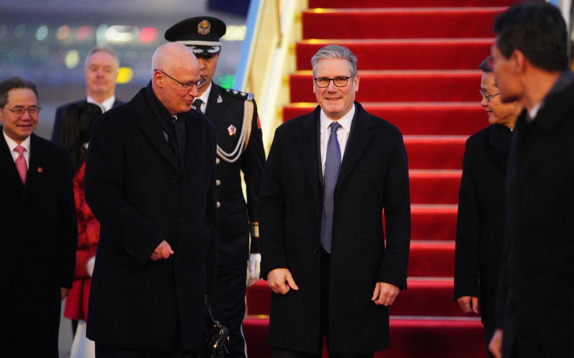 1月28日英国首相抵达北京，一身高定风衣风度翩翩！只见斯塔默首相一下飞机就有一个