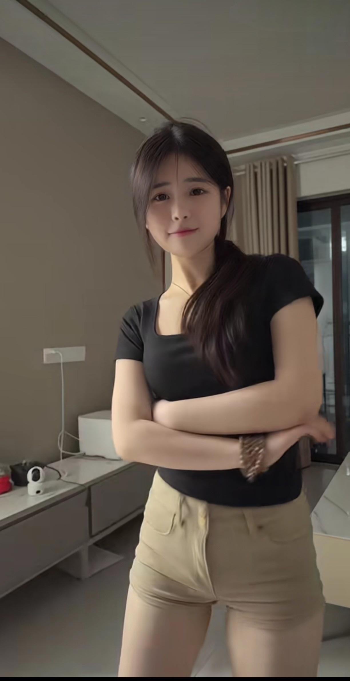 身材火辣的女孩在家自娱自乐。