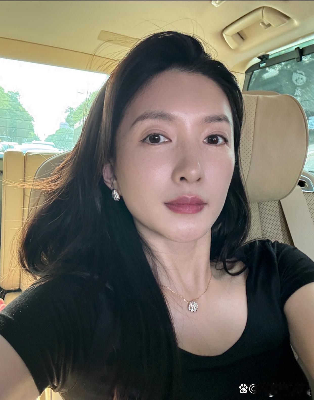 江疏影素颜自拍曝光，素颜状态下脸蛋细腻无瑕，颜值依旧能打。