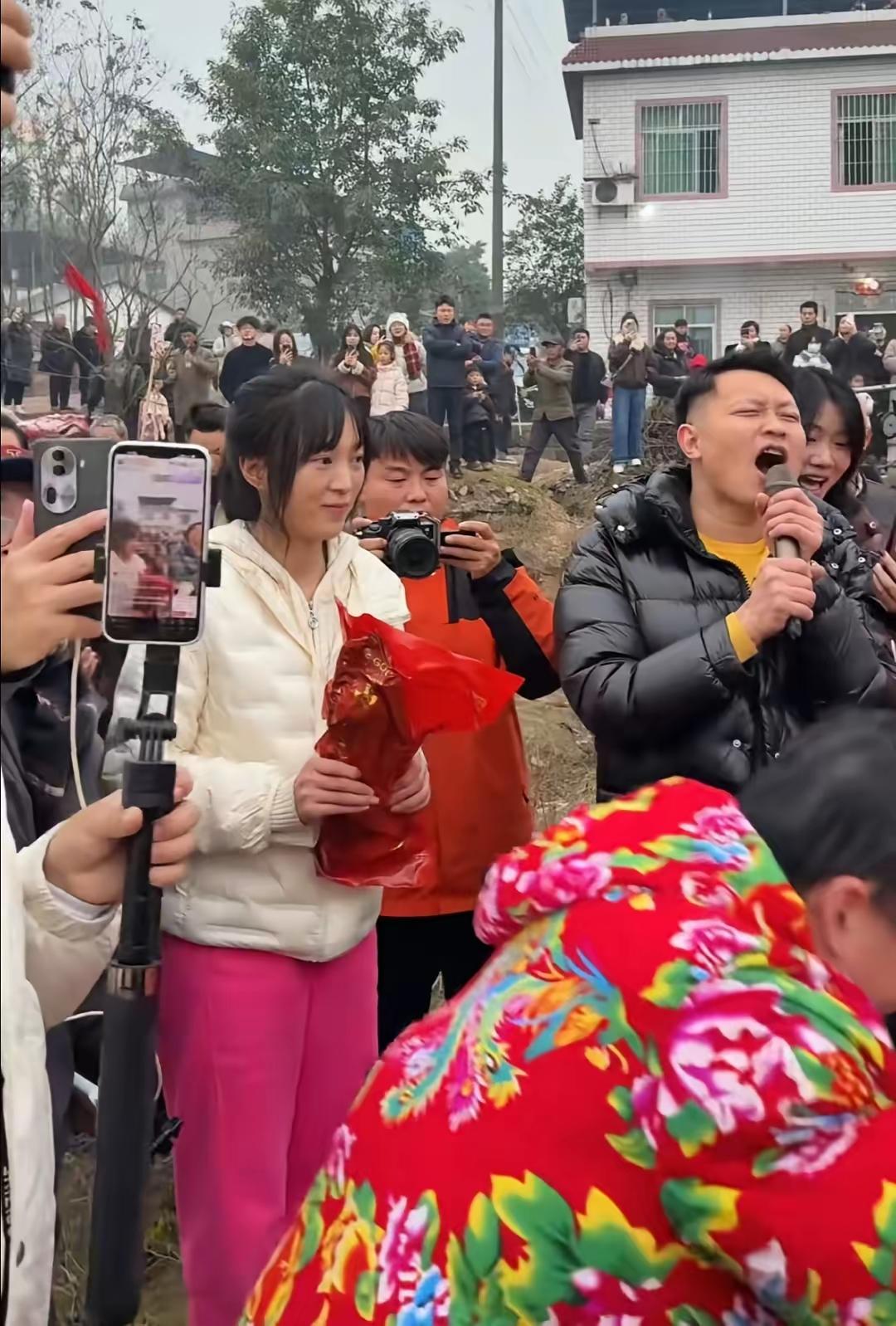 开保时捷的大哥，一夜之间出名了！原本是千里迢迢赶去合川按年猪的，结果一到现