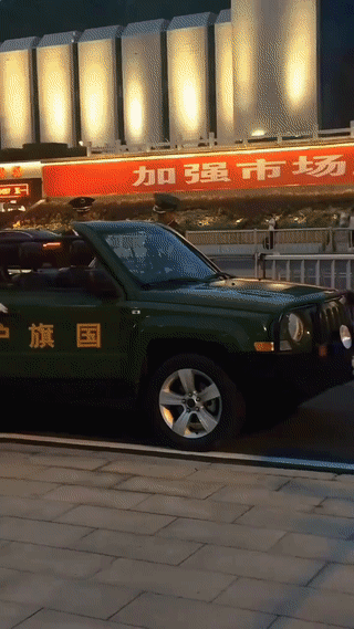 北京网友近日在夜晚的街头意外偶遇到了“国旗护卫队”。车上的解放军战士们，个个都