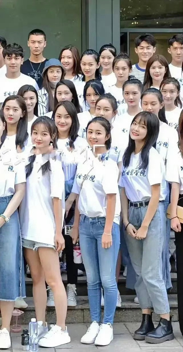 有网友说，北电学院大一学生，第一排穿短裤那个女生应该会爆​​​