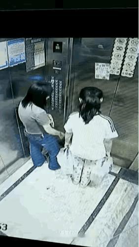 真是丢人！这对母女在小区里已经没脸见人了，物业把她俩干的事发到了物业群里，这一家