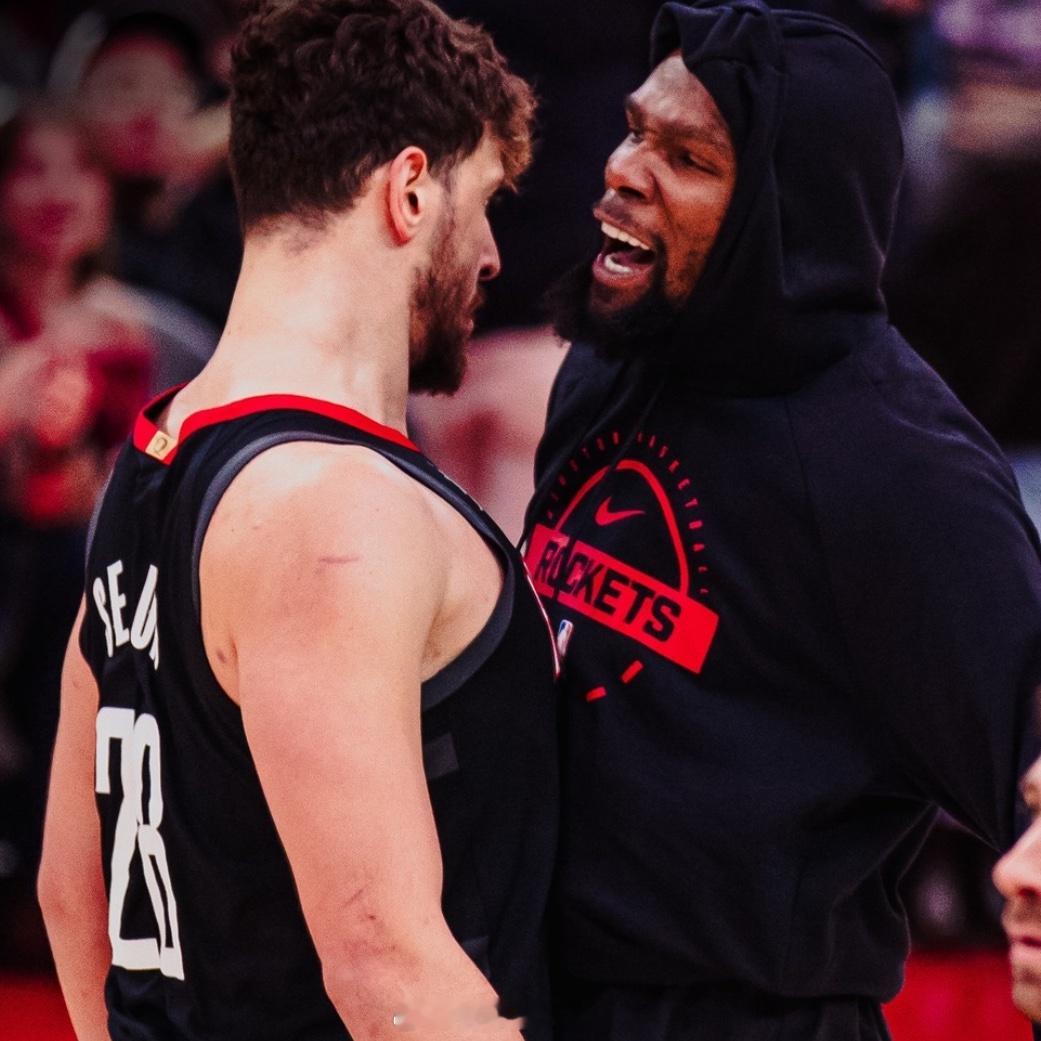 申京谈与杜兰特的二人配合：“其实赛季一开始我们就打过这种二人配合。最近一个月，我