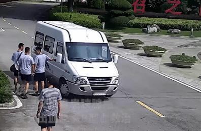 “上人民日报了！”湖北武汉，一名退伍军人急急忙忙跑到海军工程大学，他掏出自己的军