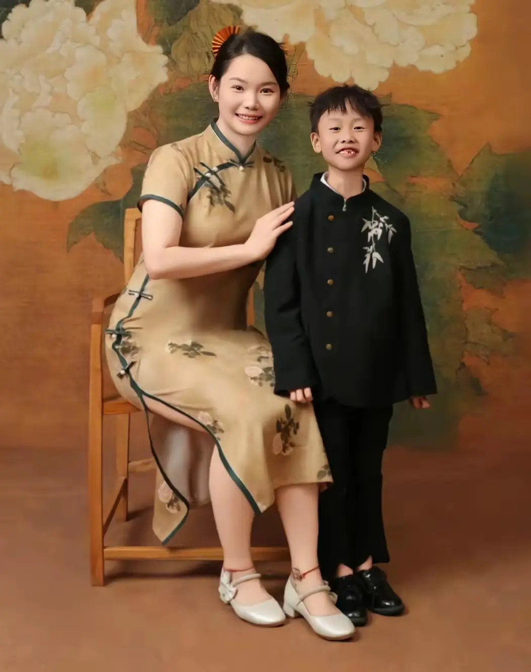 何卓佳拍全家福！佳佳穿旗袍气质如兰，圆脸可爱笑容甜美一脸福相