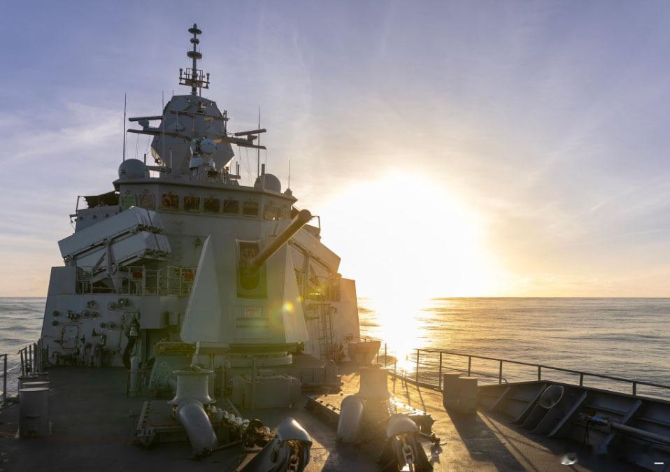 台媒称澳大利亚海军156“图文巴号”护卫舰今天过航台湾海峡，其舰载直升机还在下午