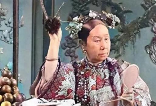 1880年，慈禧的屁股上长了痔疮，烦躁的很，太医们束手无策，毕竟谁敢摸太后的屁股