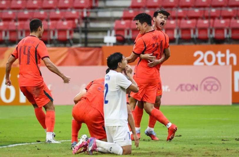3-0，中国男足把泰国送回家了。但赛后评分一出来，评论区直接吵翻。门将李昊，全