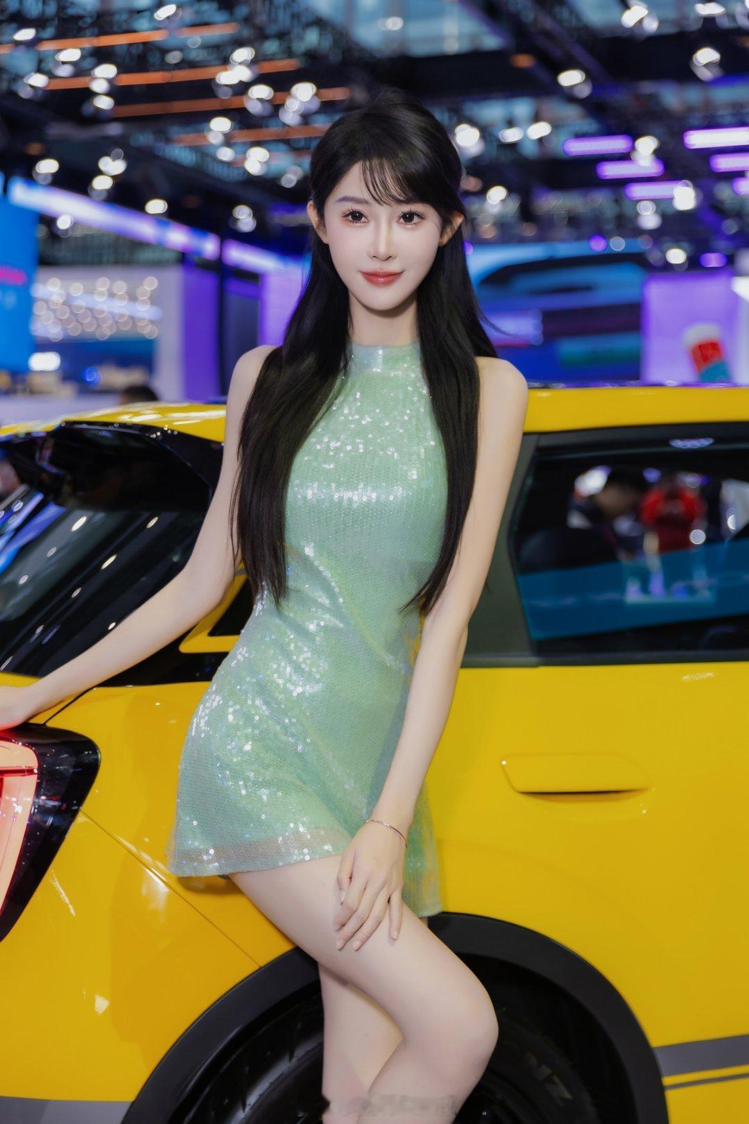 广州约拍宅男女神2025广州车展模特：菠萝酱美女如云车模抄送人像写真