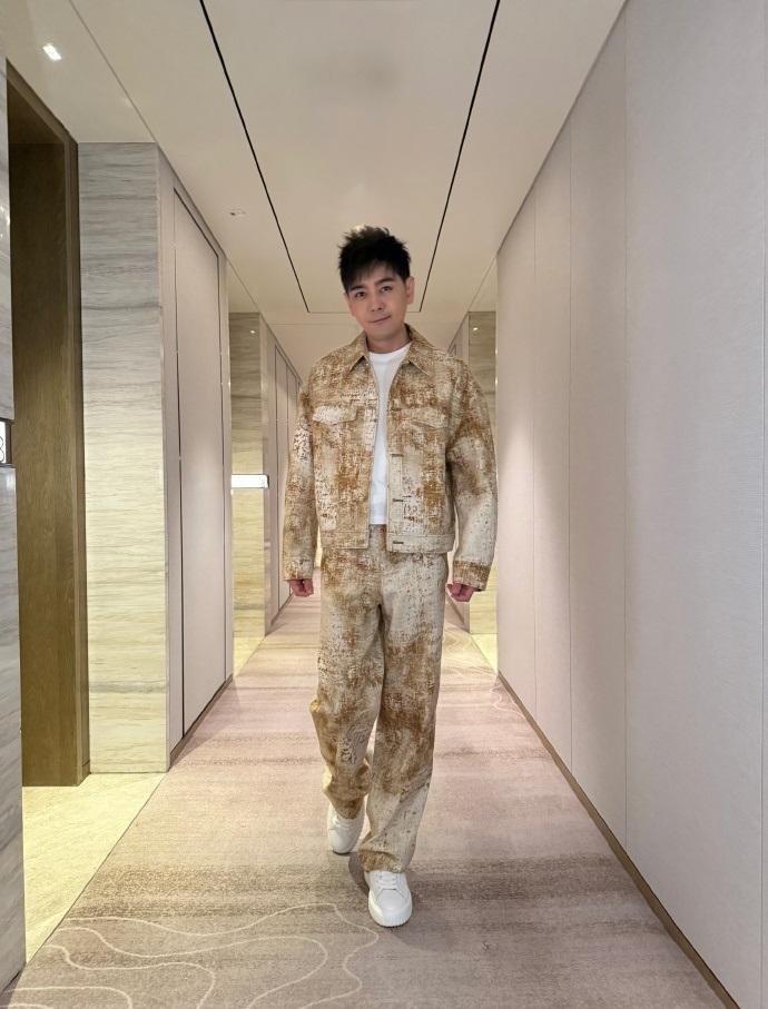 最近林志颖在过生日的时候搭配的非常有潮流时尚气息，看上去也很帅气。他里面穿白