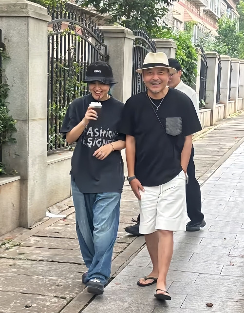 近日，周笔畅在湖南老家长沙开演唱会，第二天就去探望好友汪涵了。周笔畅刚出道那