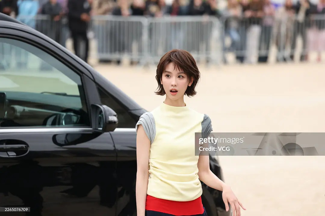 嘛耶，这不是G社这是站姐吧！生图太扛打了，如此美萌！短发的陈都灵