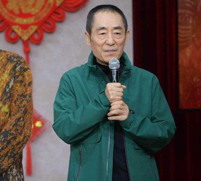 张艺谋超生事件：政策变迁中的命运对照2013年，演员何珺实名举报导演张艺谋超
