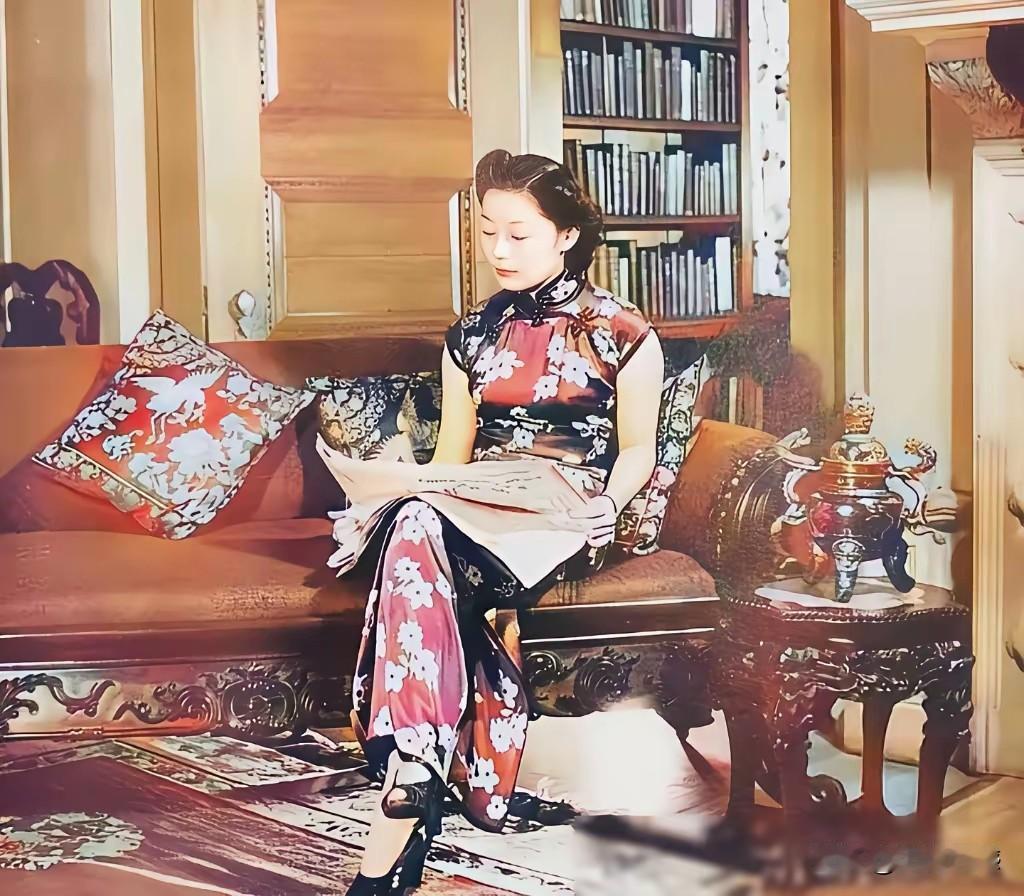 照片中这个漂亮的女子，据说是胡适秘书的太太，名字叫的也非常响亮，叫做张太真，有点