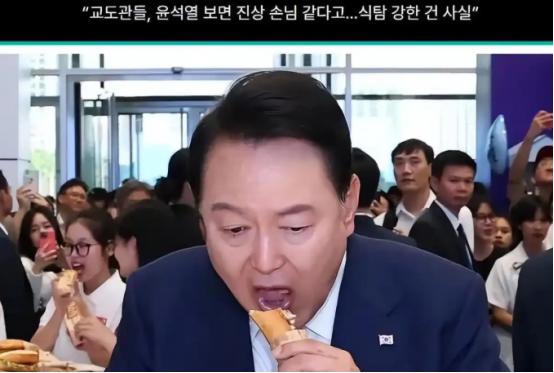 太丢人了，曾经高高在上、风光无限的韩国前总统，蹲大牢还摆架子，不停要吃要喝，狱警