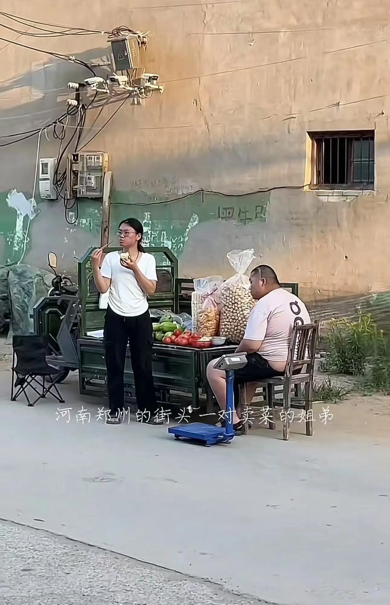 🌛看哭了！河南郑州，女生考上河南中医药大学，但妈妈尿毒症，弟弟为了打工赚钱