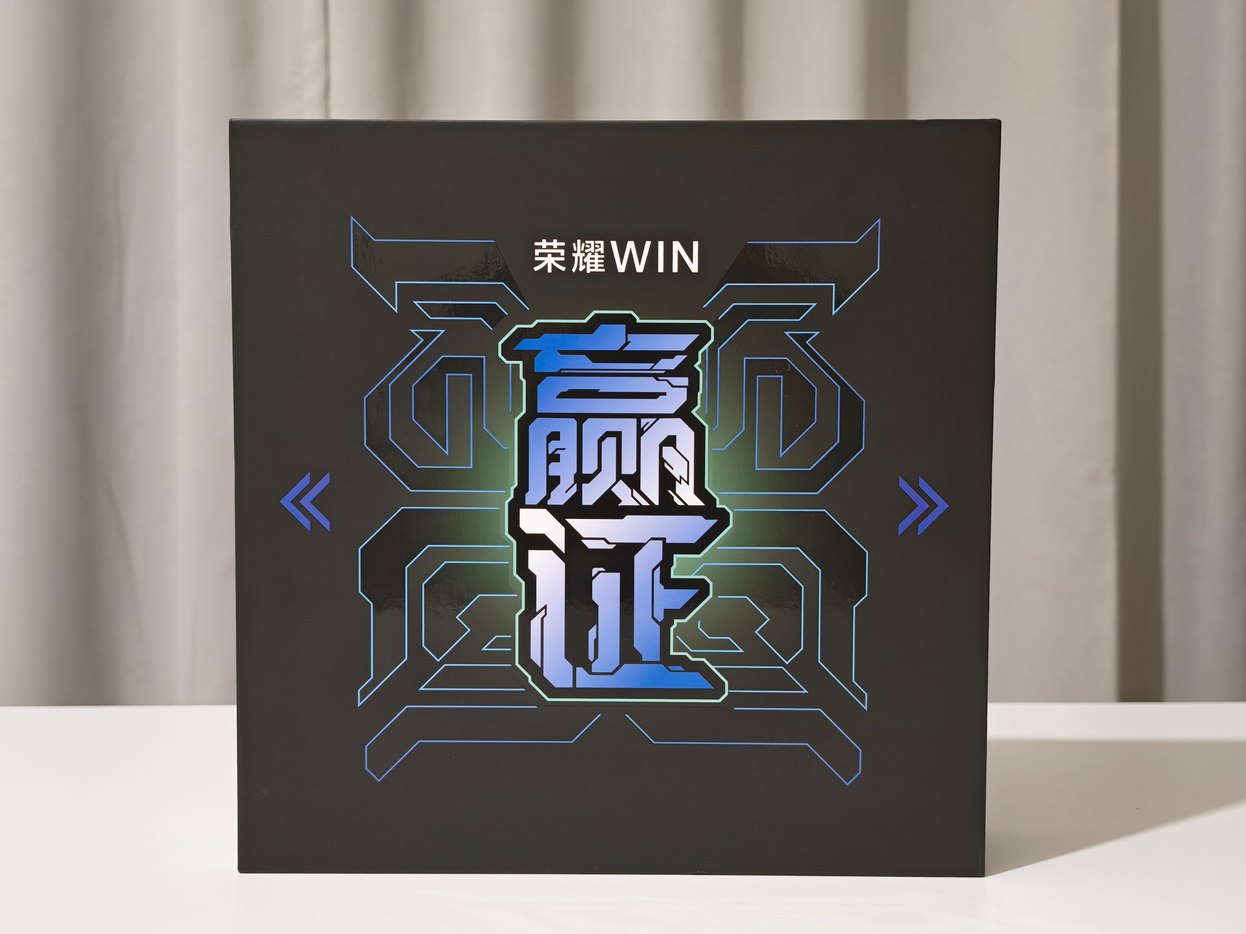 这还是我认识的荣耀嘛？怎么感觉越来越年轻化了？刚收到荣耀WIN新机“嬴证”邀请函