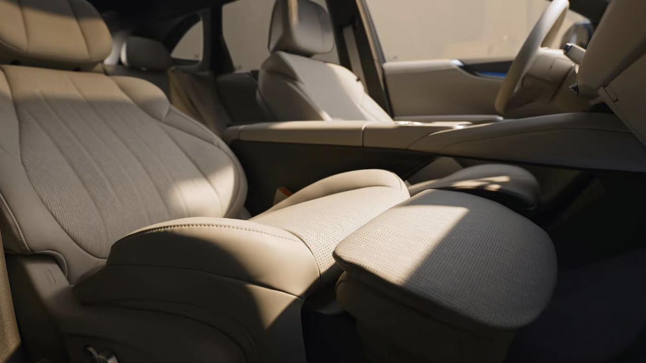 别克至境E7的内饰曝光了，从图中可以看出一些端倪来：图1：副驾是伊姆斯零重力