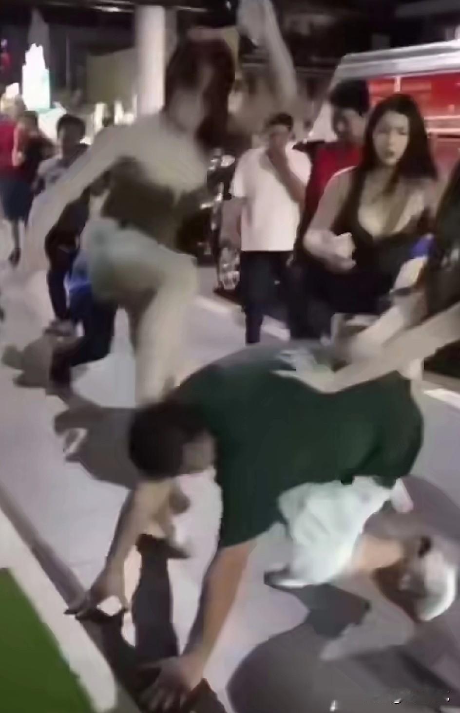 这个印度人可算是尝到了泰国女子的厉害，在视频中，只见这几名泰国女子对这个印度人是