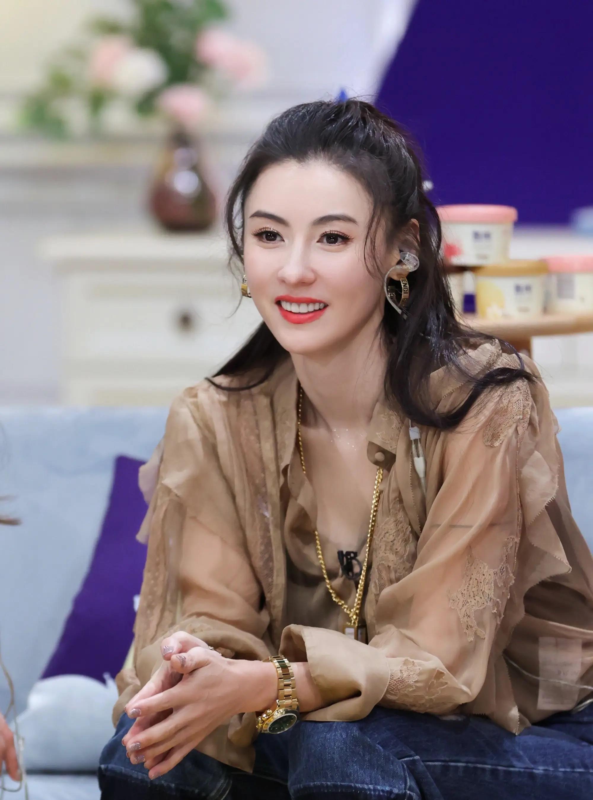 张柏芝现在可能笑不出来了，他刚晒完大儿子的剑桥预录通知，转眼被曝三个孩子，全靠高